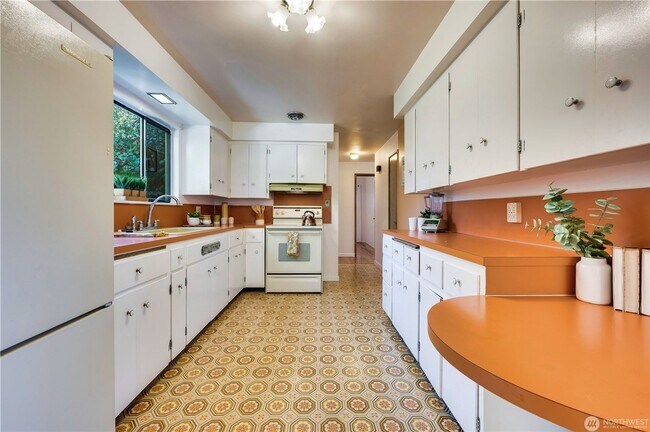 Building Photo - 3 Bedroom 1.75 bathroom home in Mukilteo w...