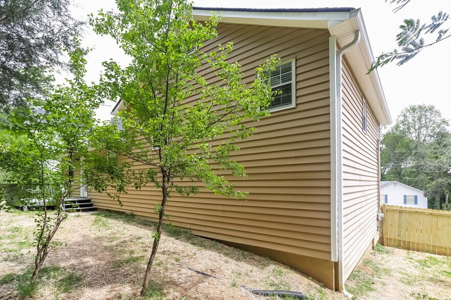 Building Photo - 213 Hampton Dr