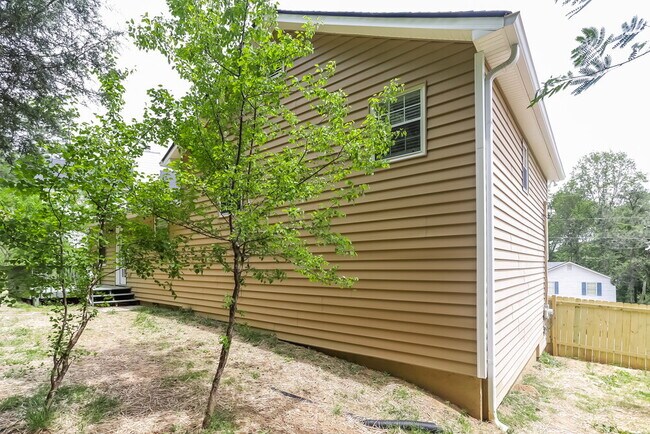 Building Photo - 213 Hampton Dr