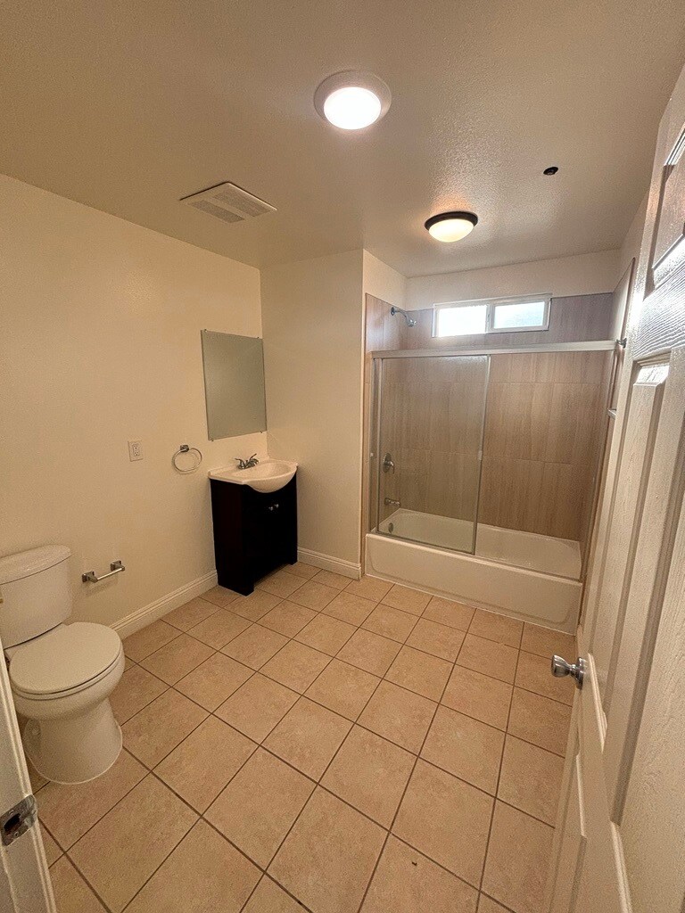 Building Photo - 1337 W 55th St