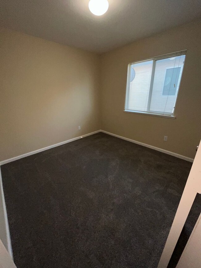 Building Photo - 4BR/2.5 BA / 1914 SF | New Carpet | Tenant...