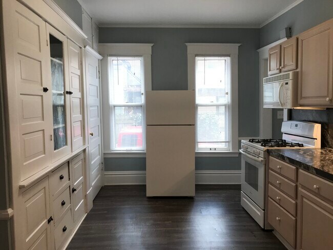 Building Photo - 128 Luton Ave SE