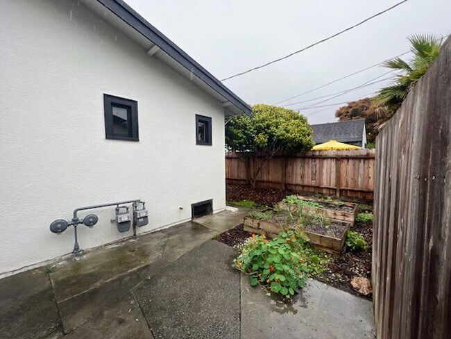 Building Photo - 2520 H St