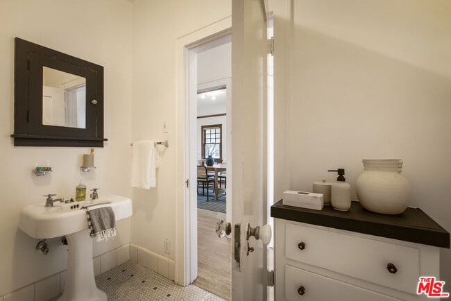 Building Photo - 4405 Clarissa Ave