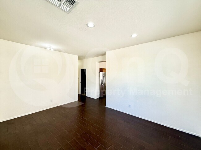 Building Photo - 3229 W Pleasant Ln
