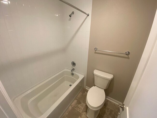 Building Photo - Spacious Englewood Home