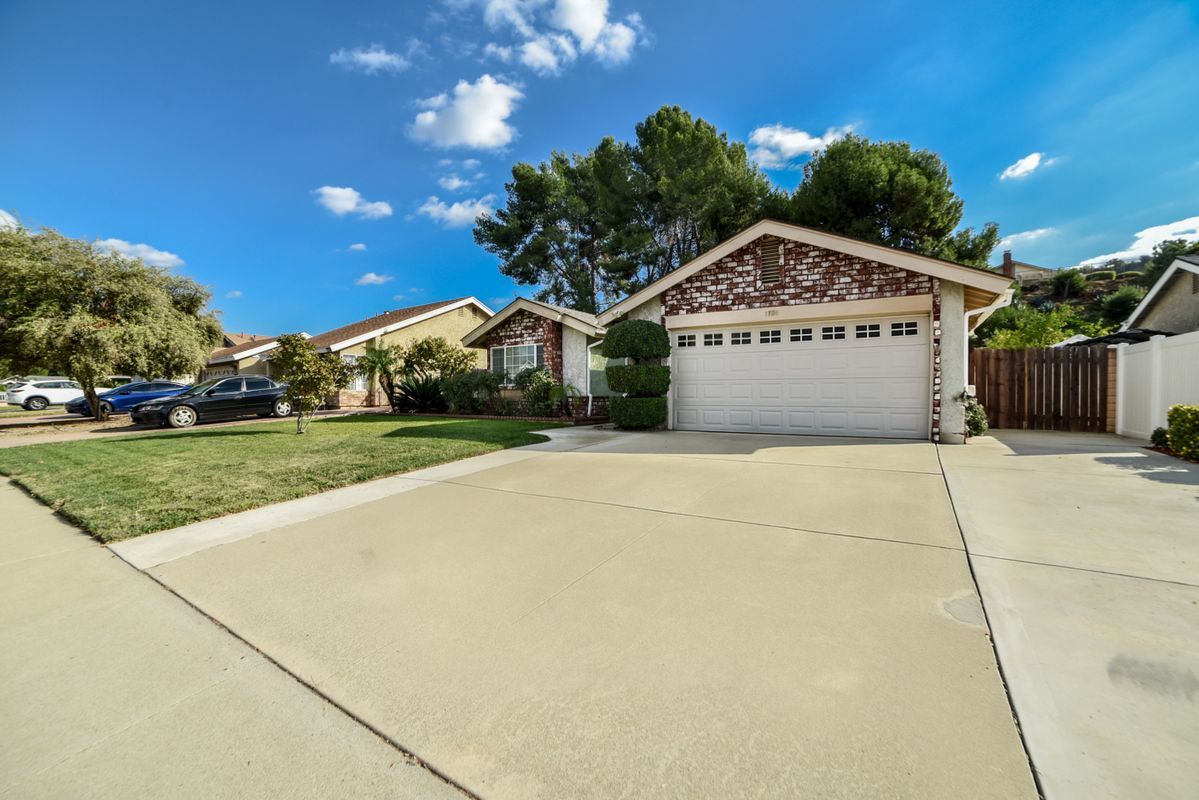 Building Photo - 1728 W Phillips Dr