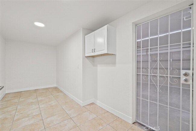Building Photo - 13861 Vanowen St