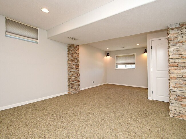 Building Photo - Southwest Omaha Beauty