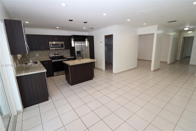 Building Photo - 230 SW 30th Ave