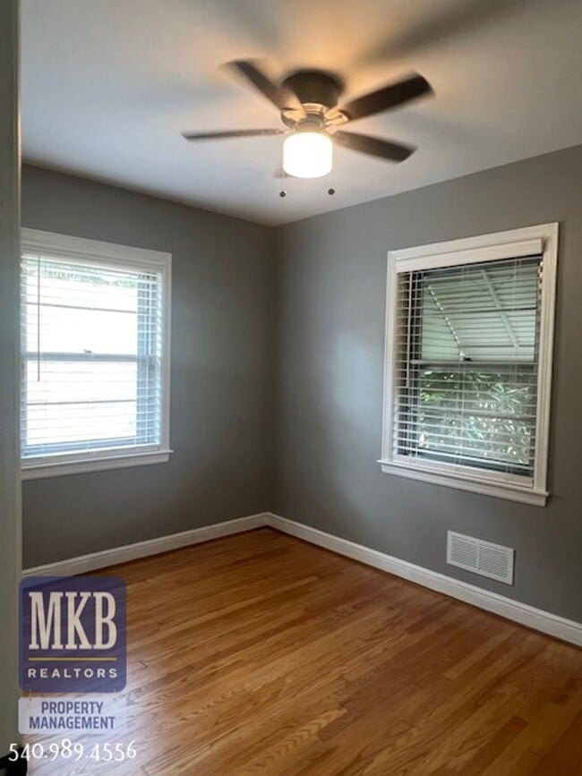 Building Photo - 2-Possibly 3 Bedroom completly remodeled h...