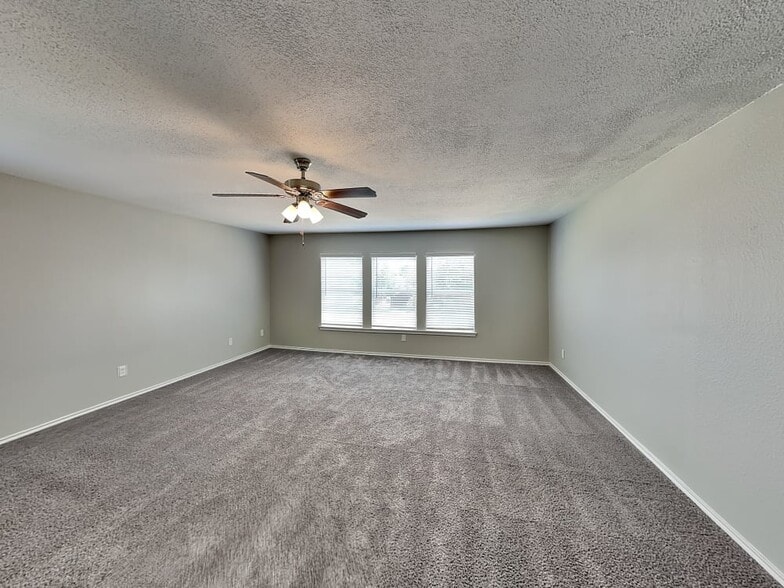 Building Photo - 12002 Peachtree Ln