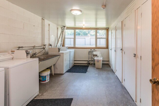 Building Photo - Available September! - 1 Bed 1 Bath Apartment