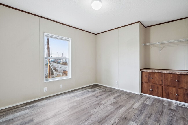 Building Photo - 111 S Cedar Dr
