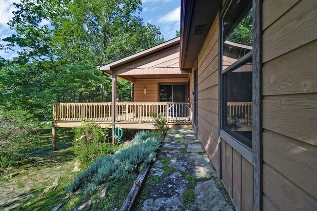 Building Photo - 3 bedroom / 2 bath on a private corner lot in Fairfield Glade