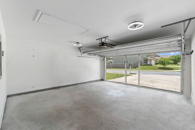 Building Photo - 426 Eisenhower Dr