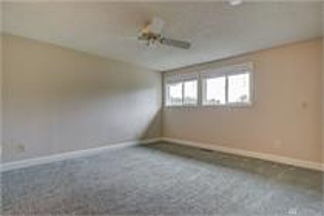 Building Photo - Fantastic 3 bedroom Home Now offering $200...