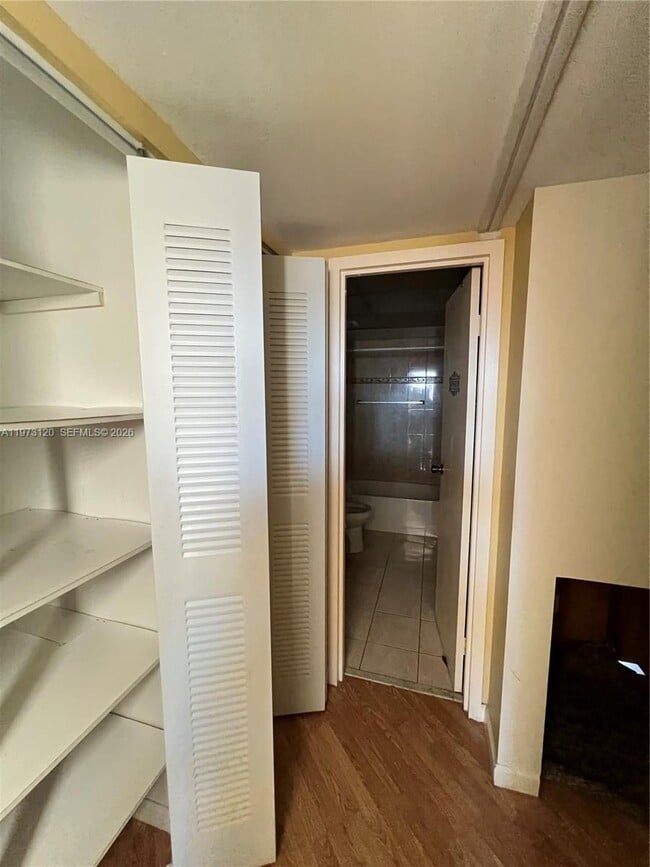 Building Photo - 2851 Somerset Dr