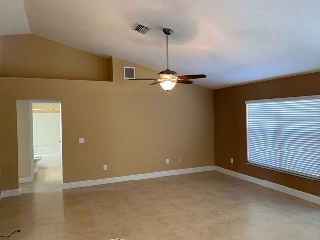 Building Photo - 4 Bedroom 2 bath CBS House with 2 car garage