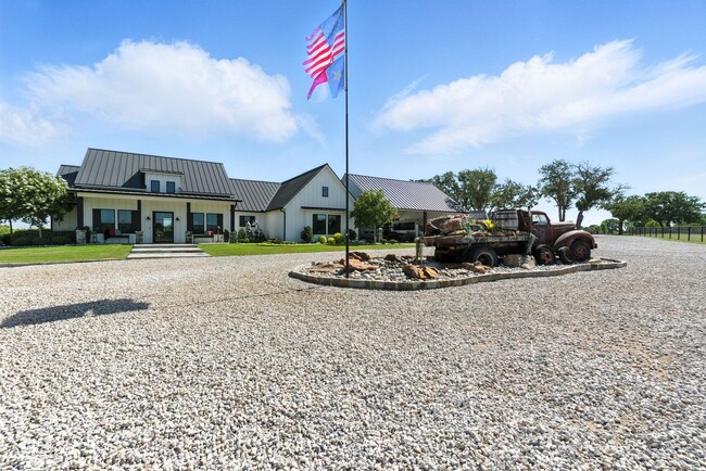 Building Photo - Stunning 5 bedroom horse property coming soon!