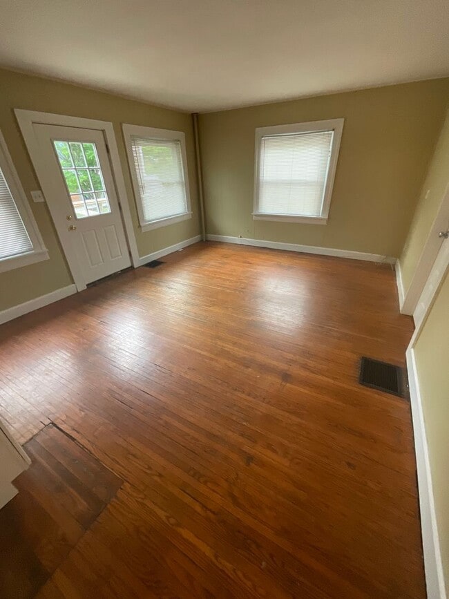 Building Photo - ***AVAILABLE AUGUST 2027*** 5 Bed 2 Bath house. Close to business school. Excellent Location!