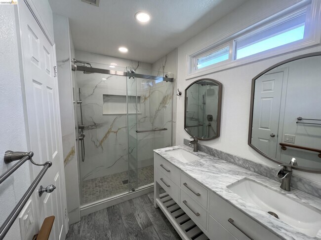 Building Photo - 70 Seabreeze Dr