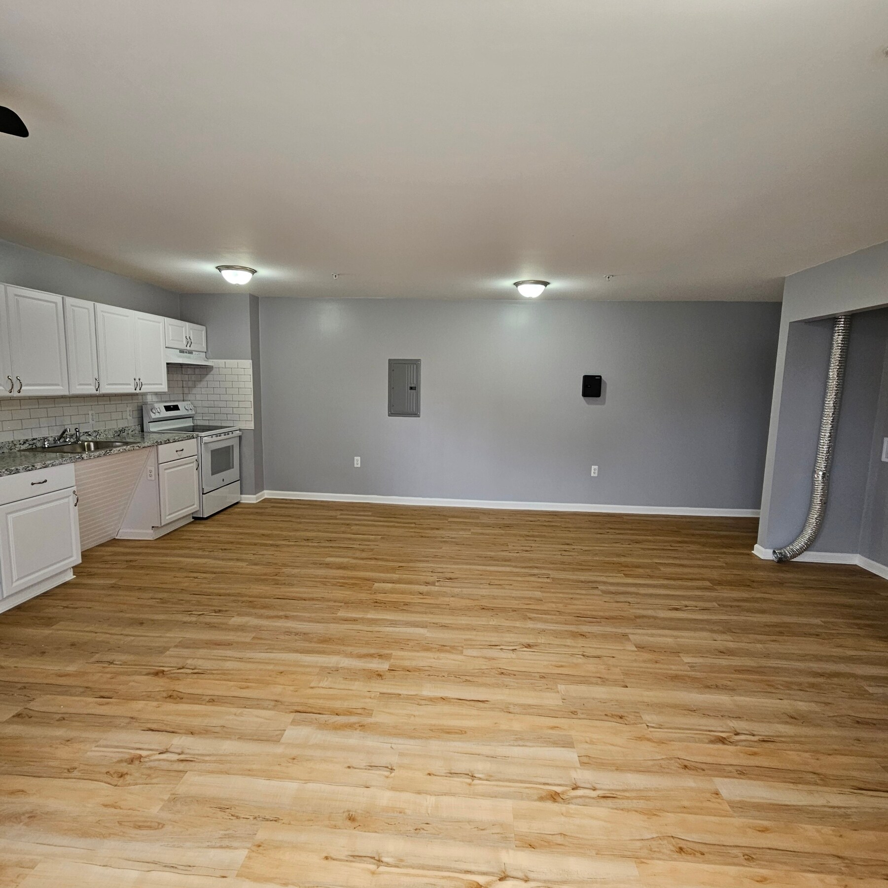 Building Photo - 429 E 9th St