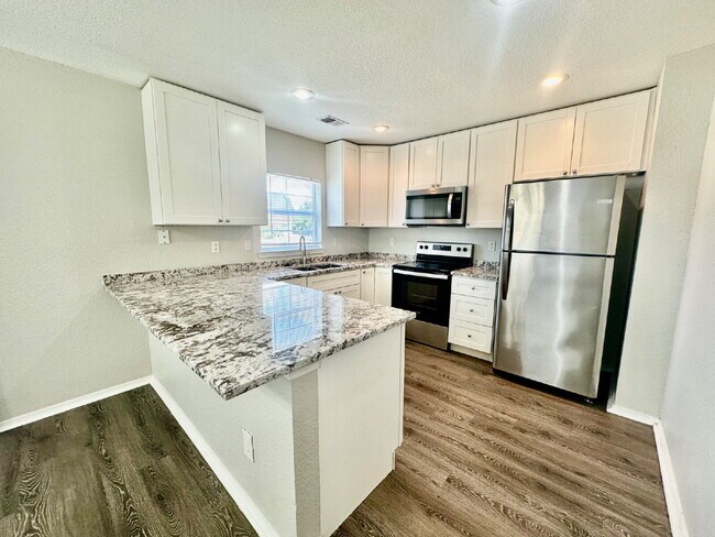 Building Photo - Three Bedroom, University Park Home!
