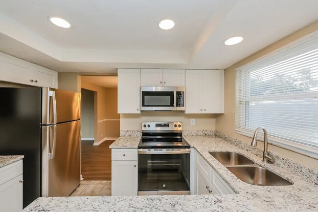 Building Photo - 1701 Village Ct