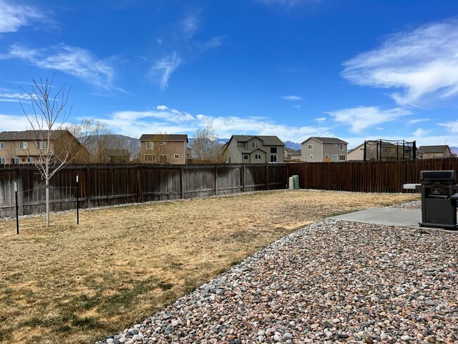Building Photo - Gorgeous 3 bed/2.5 bath home with 3-CAR TA...