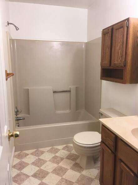full bath - 11347 Ford Road