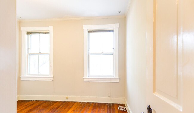 Building Photo - Classic Capitol End-Unit Hill Rowhome