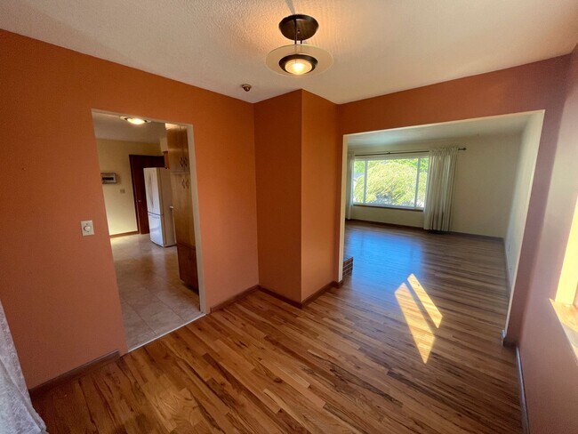 Building Photo - 3338 SW Marigold St
