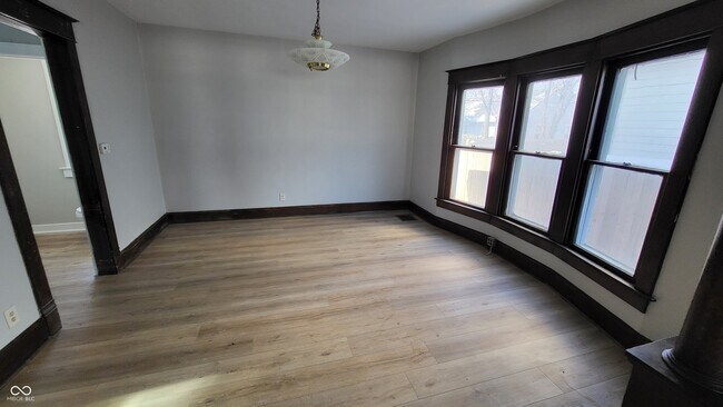 Building Photo - 852 N Rural St