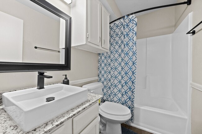 Building Photo - Your Charming 2/1 Apartment in Waxahachie Awaits - Perfect for a Small Family or Remote Worker! A...