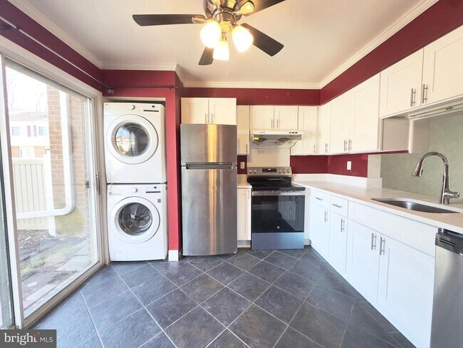 Building Photo - 1017 Oaklyn Ct