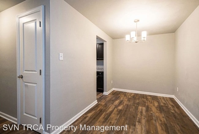 Building Photo - 604 Carriage Hill