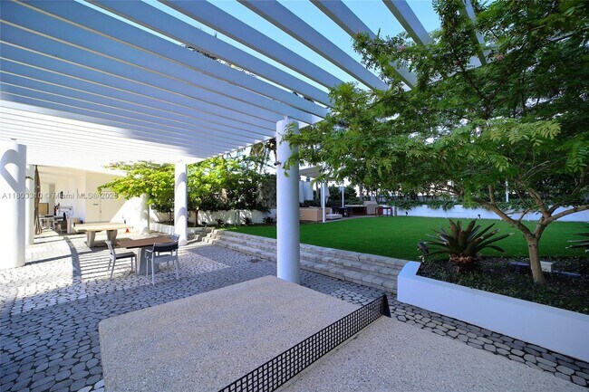 Building Photo - 2020 N Bayshore Dr