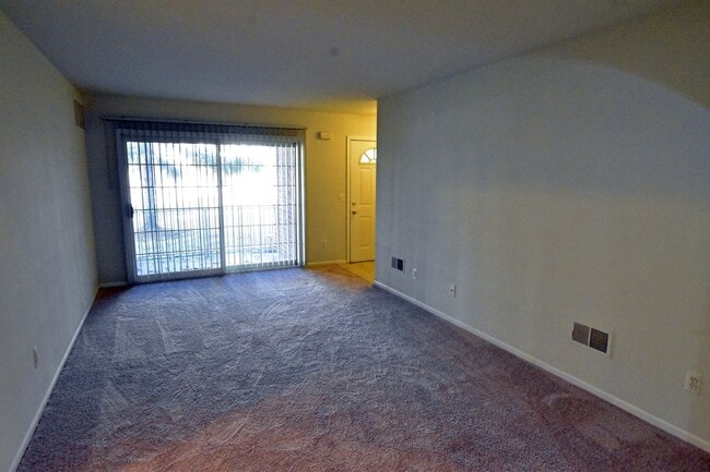 Building Photo - Shelby TWP 2-BR, 2-BA with Attached Garage...