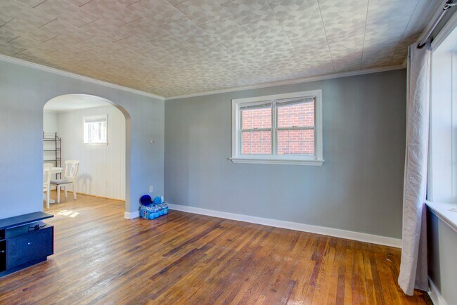 Building Photo - 824 Wabank St