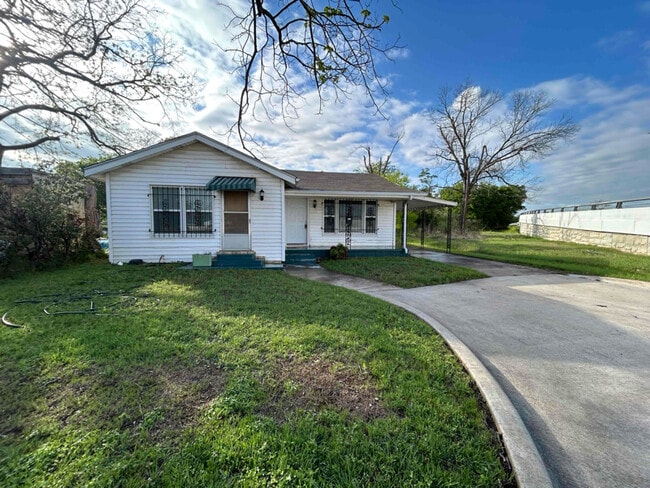 Building Photo - 1008 Pecan Ave