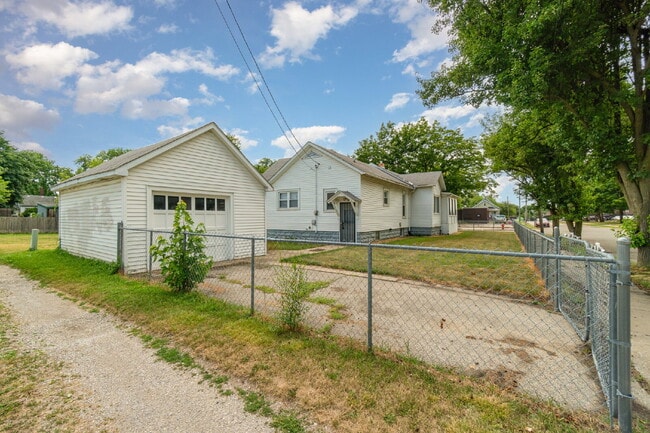 Building Photo - Spacious 3 bedroom home close to Downtown ...
