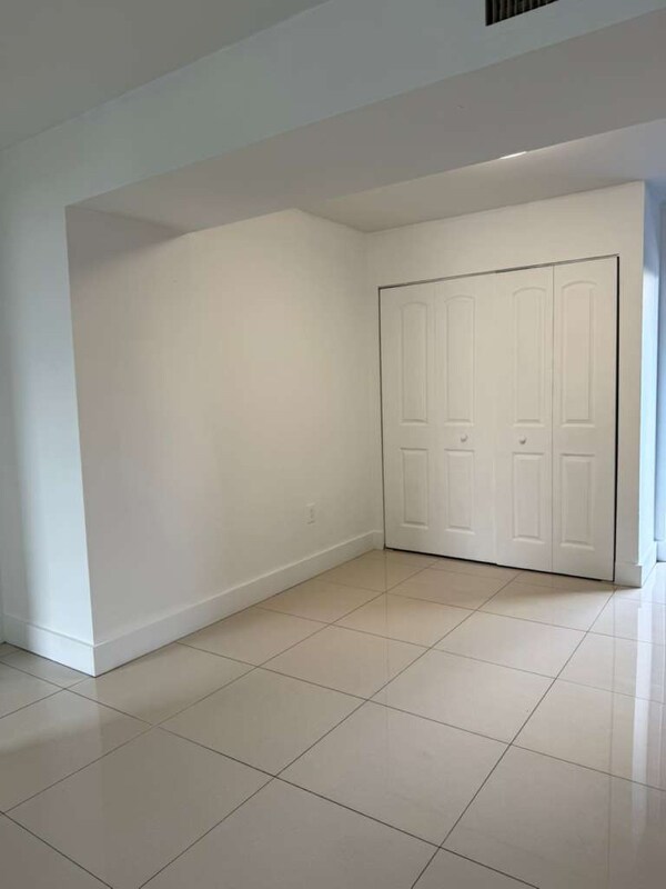 Building Photo - 9460 Fontainebleau Blvd