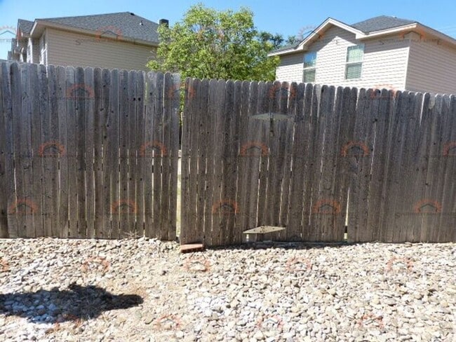 Building Photo - Spacious 2 Bedroom 2.5 Bath Duplex