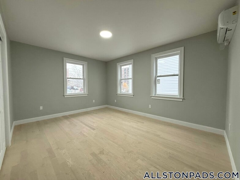 Building Photo - 8 Brentwood St