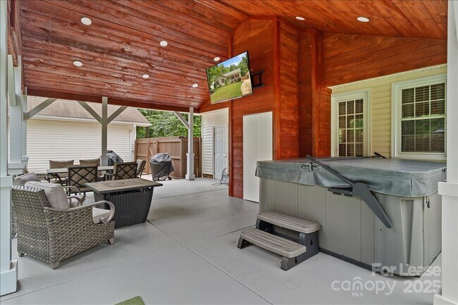 Building Photo - 2224 Pinebrook Cir