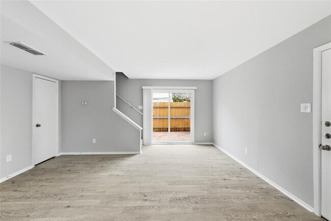 Building Photo - 2618 Ektom Dr