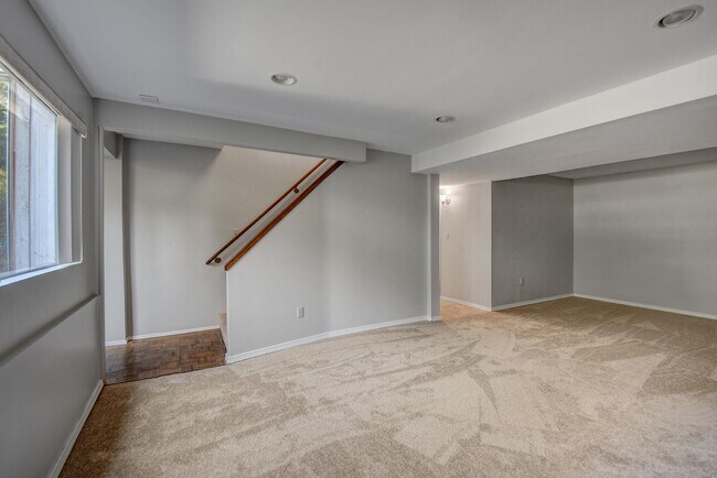 Building Photo - 3bd/2.5ba Bellevue Home
