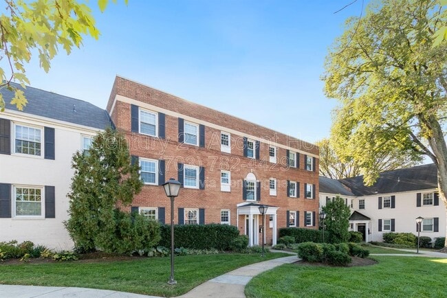 Building Photo - 1303 S Walter Reed Dr