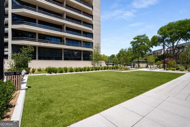 Building Photo - 2660 Peachtree Rd NW